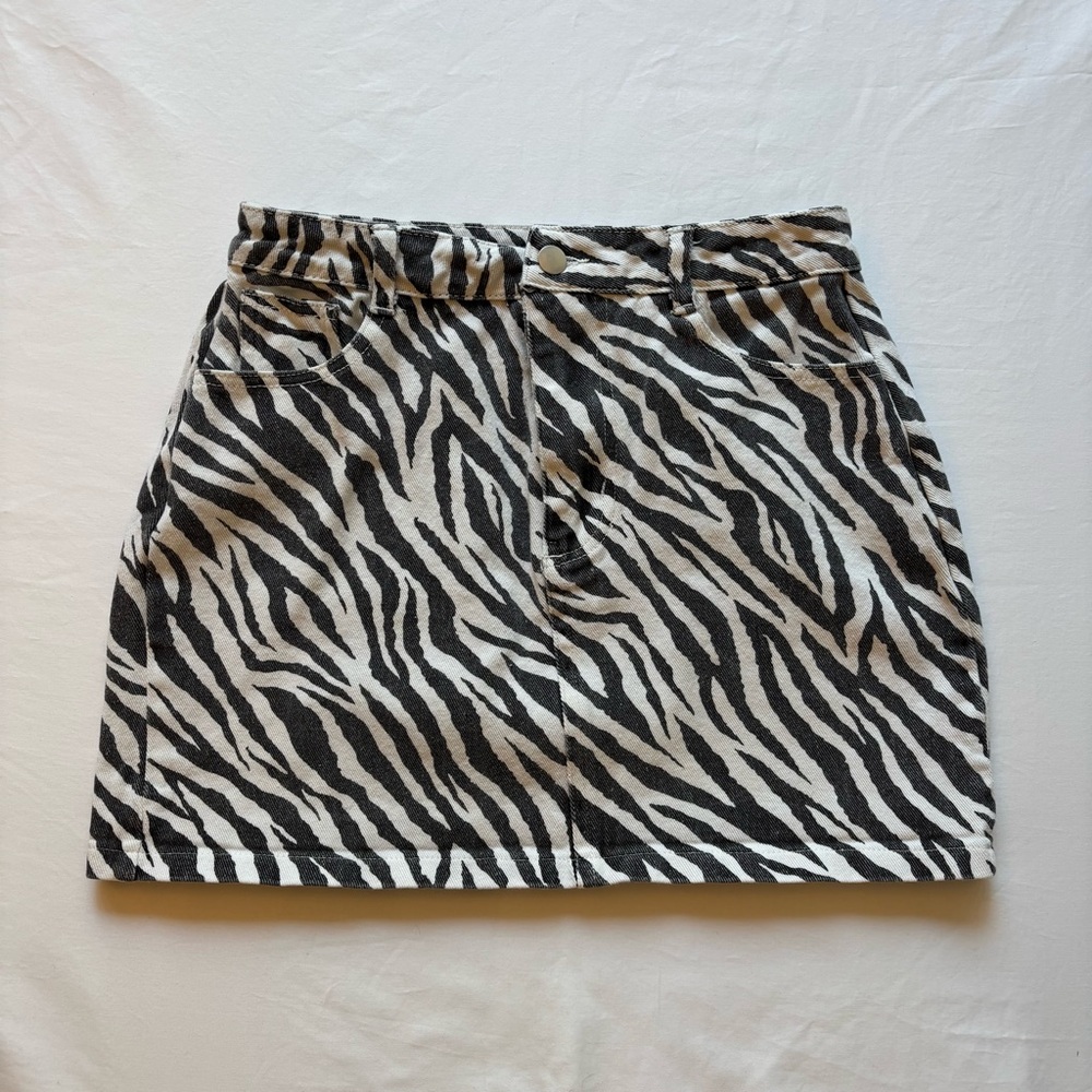 🔥LAST CHANCE🔥 SHEIN Zebra Print Mini Skirt